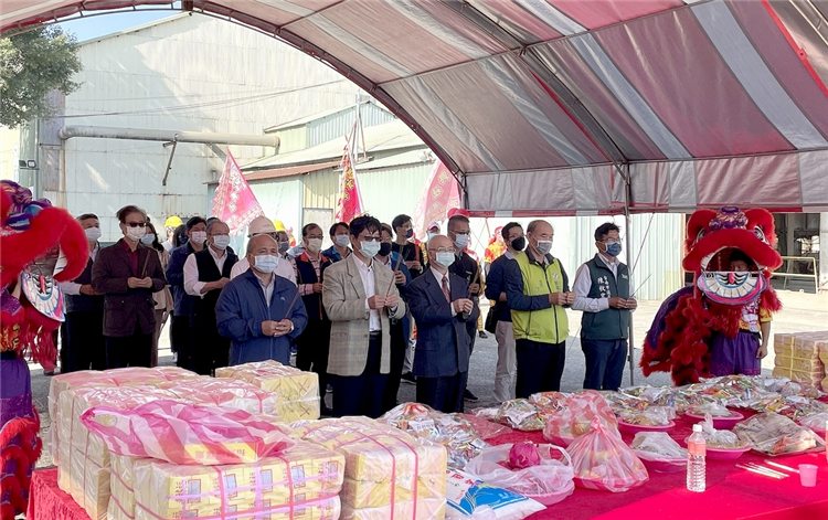 台糖董事長陳昭義(前排右三)率同仁及貴賓焚香祭祀，祈求製糖期人員平安、設備運轉順利。