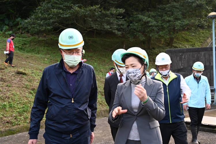 經濟部關心春節供水整備 -胡董事長陪同部長視察新山水庫