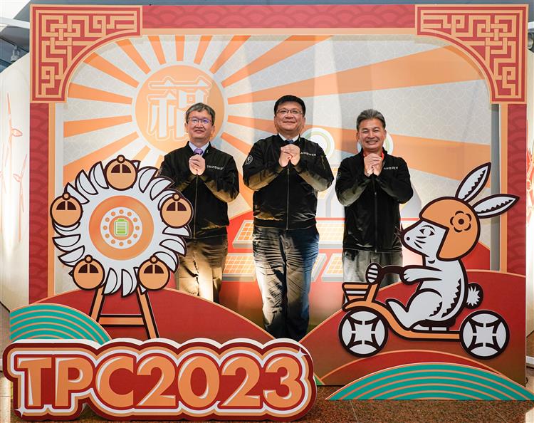 台電代理董事長曾文生（圖中）、總經理王耀庭（圖左）及工會秘書長蕭鉉鐘一同拜年，許下新一年展望目標，除提供國人穩定電力，更積極邁向淨零碳排國際目標。