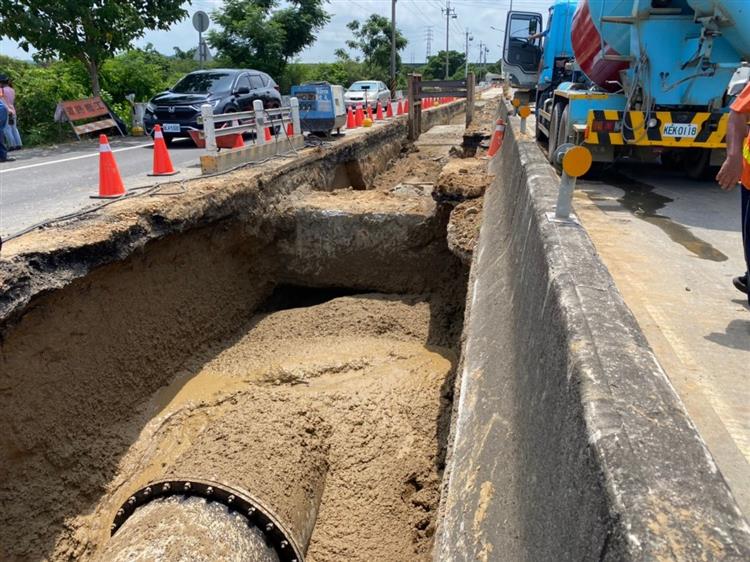 新埔鎮褒忠路備援管線工程完工通水，確保大新竹地區供水穩定-∮1350mm DIP管線埋設