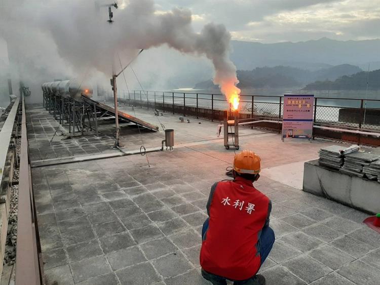 鋒面通過降雨機會增高，水利署於曾文水庫進行人工增雨