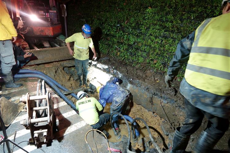 台水公司積極搶修「八堵抽水站送新山給水廠1200mm原水（鋼）管銲道破裂」-漏水處開挖抽水緊急搶修-2