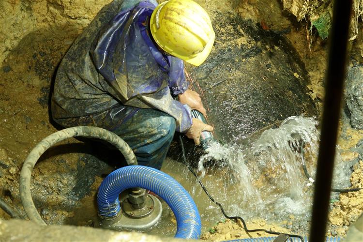 台水公司積極搶修「八堵抽水站送新山給水廠1200mm原水（鋼）管銲道破裂」-漏水處開挖抽水緊急搶修-3