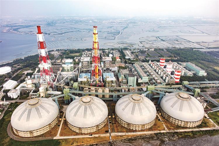 台電也會依照短期空品動態及供電情況調整機組發電，今日興達電廠2部燃煤機組停機，另2部發電出力僅約一半。