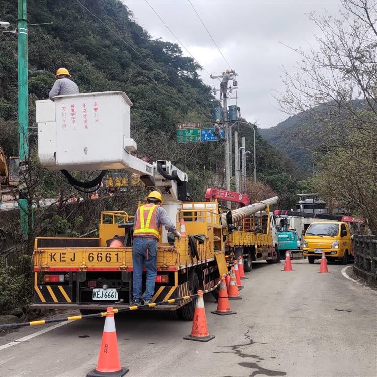台水設置移動式淨水設備，解決金山地區供水-台電配合辦理接電作業