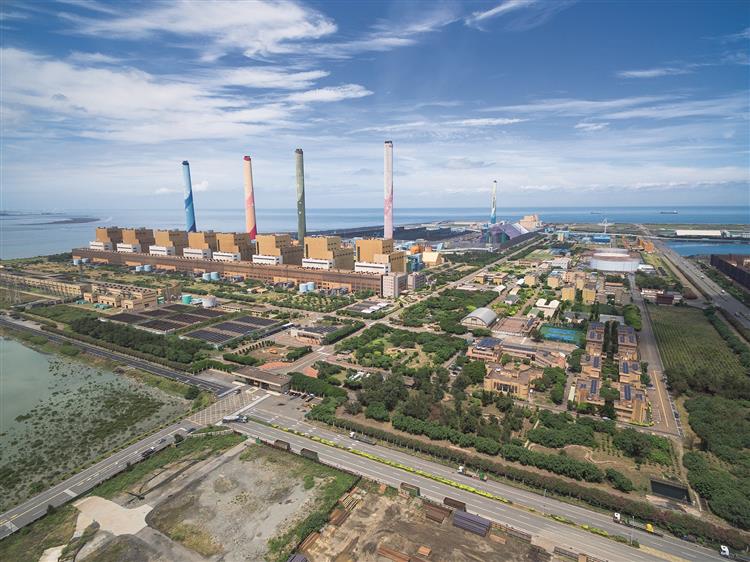 台電指出，自2月17日至2月20日，已安排台中、興達、協和及民營麥寮電廠等進行降載減排，總計降載36次、減發約4.7億度。圖為台中電廠。