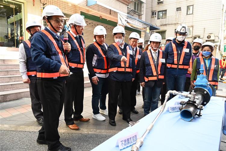 經濟部視察新北地區管線汰換及備援調度幹管工程-台水公司第十二區處董書炎處長現場說明管汰工程