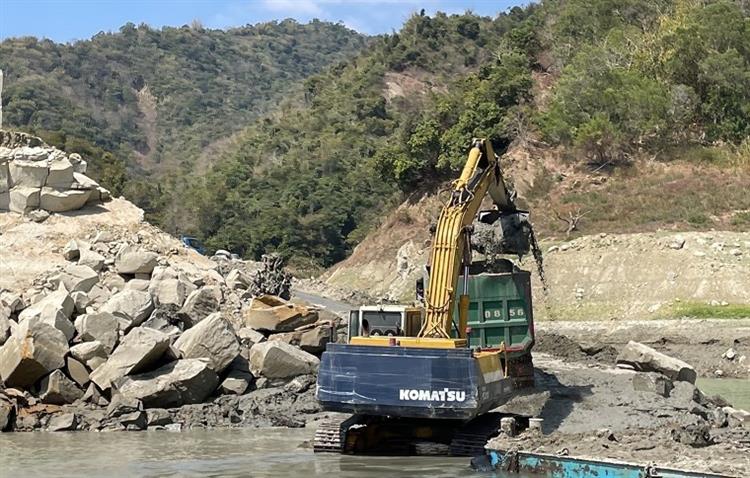 把握水庫低水位時機　曾文、南化、仁義潭水庫擴大清淤—曾文水庫欄木設施旁陸挖1