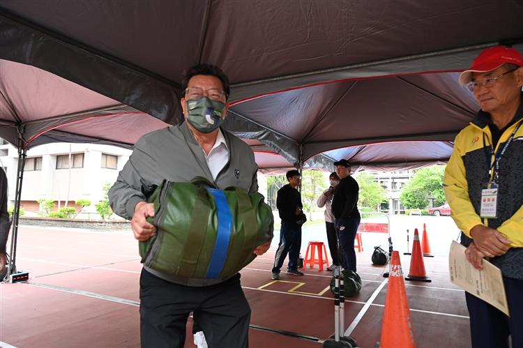 台灣自來水公司111年評價職位人員甄試複試登場-總經理扛沙包