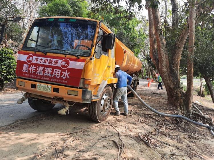 水利署與臺南市政府合作調派水車 解決山區農民用水需求-2