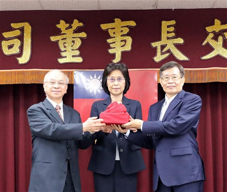 台糖新任董事長楊明州（右）在經濟部主任秘書陳怡鈴（中）監交下，從卸任董事長陳昭義手中接過印信。