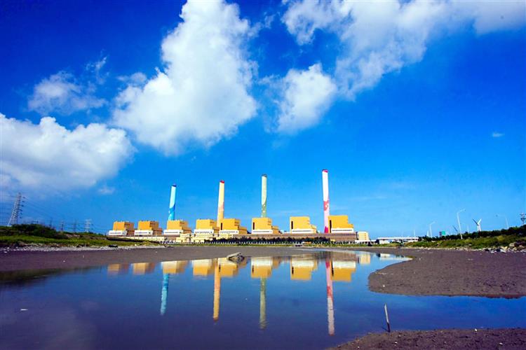 111年台電火力電廠整體空污排放量，從105年的10.6萬公噸，降低至111年的4.2萬公噸，已減少逾6成，其中燃煤機組減量貢獻約5成。
