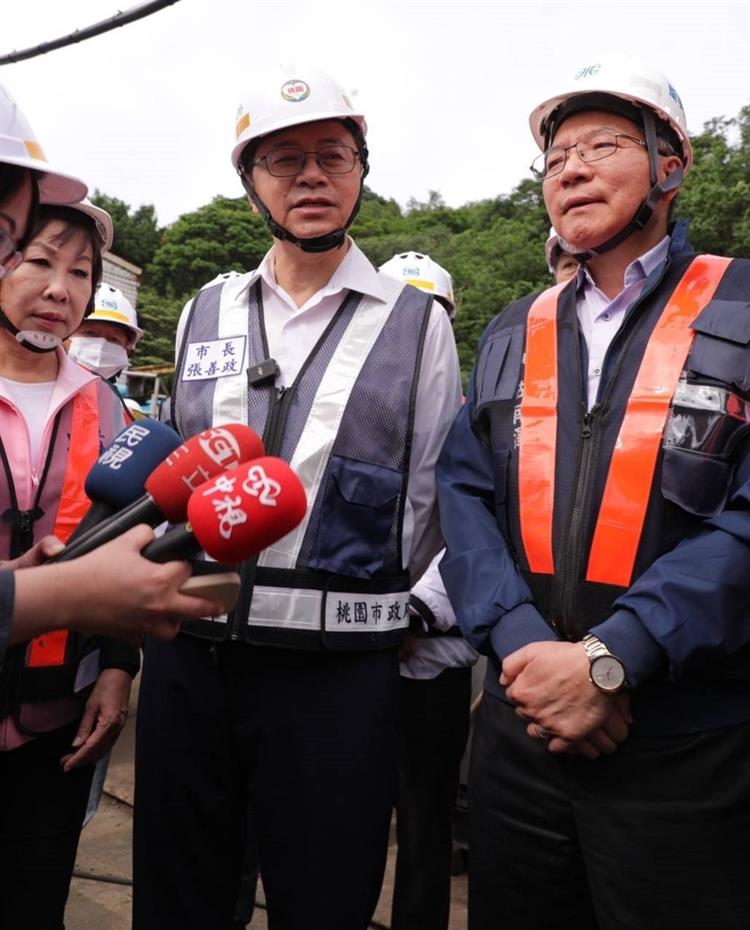 桃園五合一工程順利 台水董事長與桃園市長張善政共同視察工程進度-董事長胡南澤與桃園市長張善政視察三坑抽水站工程