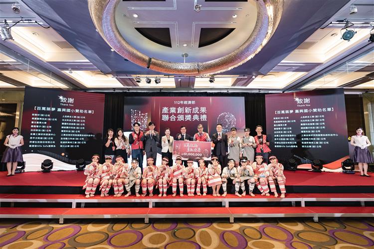 由行政院副院長鄭文燦(左6)與經濟部長王美花(左5)等嘉賓致贈嘉興國小贊助金，由該校徐榮春校長(右5)代表領受。