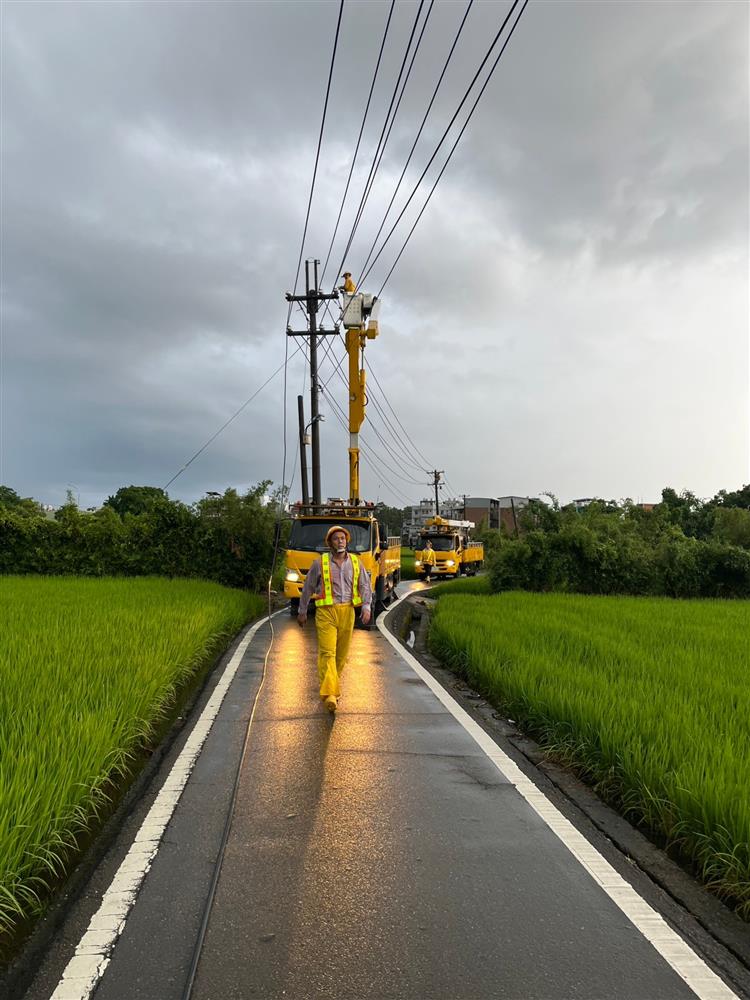 雷雨交加提高搶修難度，台電出動近150名同仁冒雨搶修。