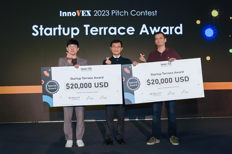 經濟部中小企業處何晉滄處長與InnoVEX Startup Terrace特別獎得獎者合影