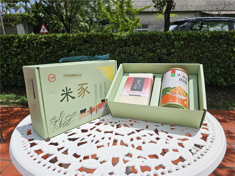今年的股東紀念品為台糖「米豕」禮盒(含台糖有機白米1包及台糖安心豚大寶貝肉酥1罐)