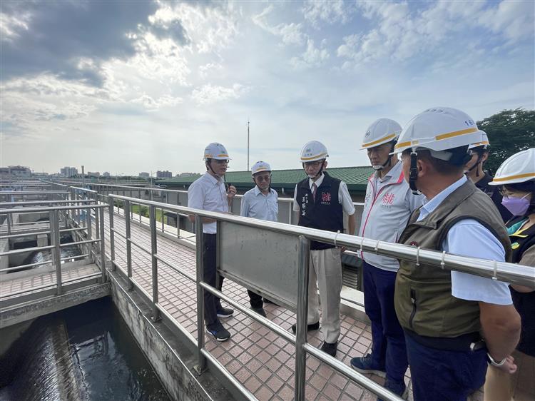 桃園、新北逾7成復水 台水三合一工程順利完工-台水總工程師武經文與桃園市副市長王明鉅了解復水情形2