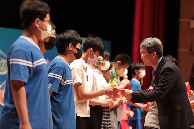 今年獎助學金串聯20座電廠聯合頒發，共1.5萬名學子獲約6700萬元獎助金。