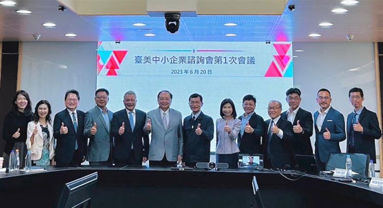 經濟部中小企業處何晉滄處長(右七)、全國中小企業總會李育家理事長(左六)