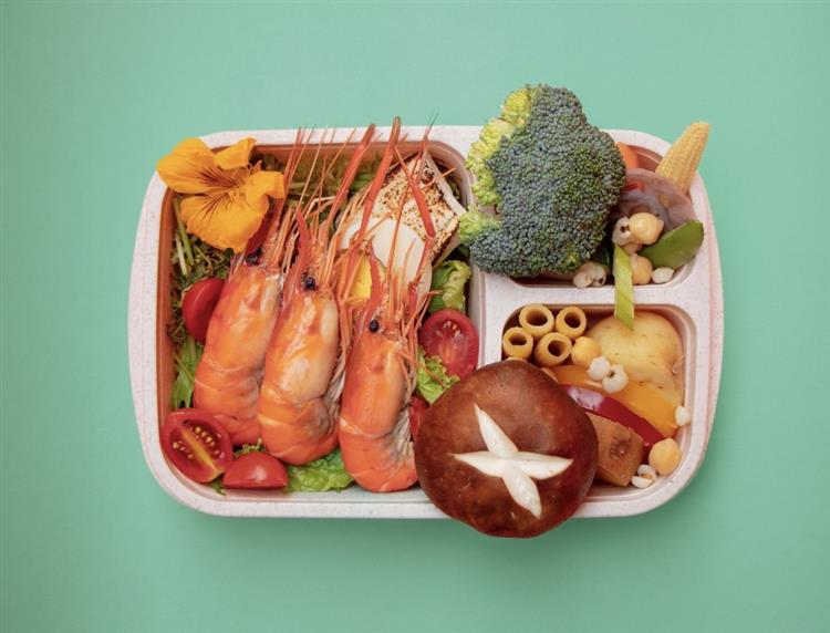 圖說3：鼓勵業者運用在地食材，減少食物里程數，同時運用經洗滌消毒可重複盛裝的循環餐具進行盒餐設計及服務，減少浪費。