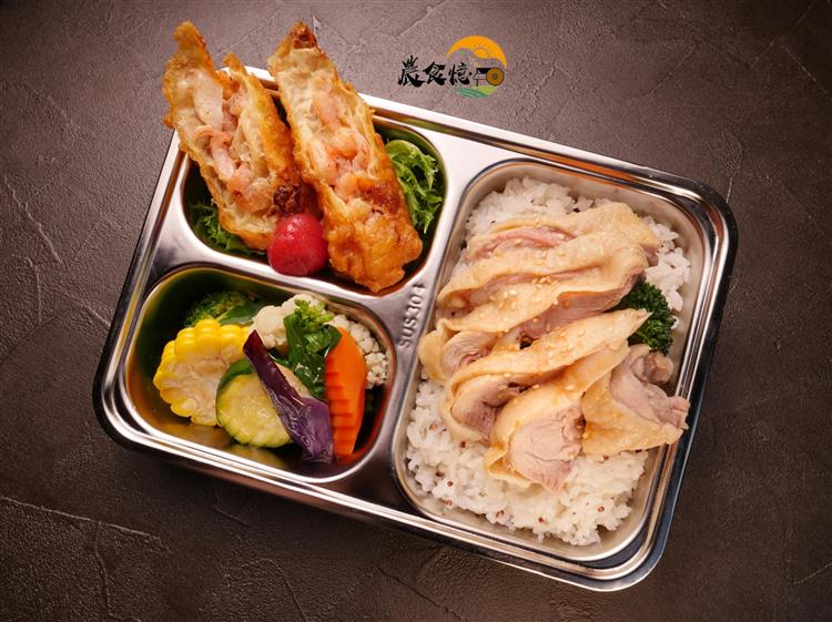 圖說4：鼓勵業者運用在地食材，減少食物里程數，同時運用經洗滌消毒可重複盛裝的循環餐具進行盒餐設計及服務，減少浪費。