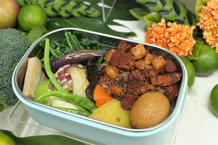 圖說5：鼓勵業者運用在地食材，減少食物里程數，同時運用經洗滌消毒可重複盛裝的循環餐具進行盒餐設計及服務，減少浪費。