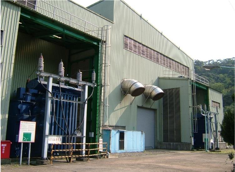 核一廠除役拆除氣渦輪發電機，以騰出空間為興建室內乾貯設施。圖為氣渦輪發電機拆除前。