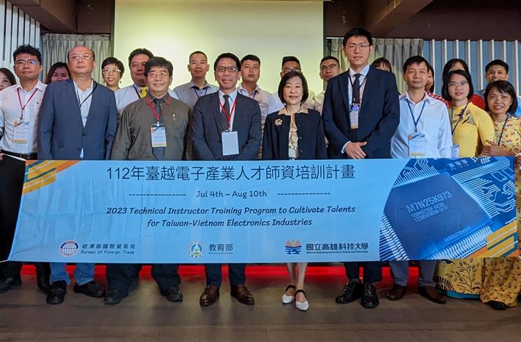 貿易局委託國立高雄科技大學，辦理「臺越電子產業人才師資訓練計畫」，培訓電子產業種子師資，進而協助在越南佈局之臺商提升製造品質及其競爭力