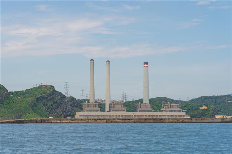 台電表示，安全是台電規劃方案時的首要考量，也經過操船模擬及水工試驗驗證進港及靠泊安全，且結果經過第三方驗證。