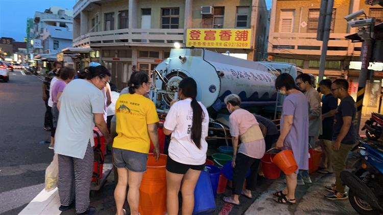 台水日夜搶修 馬公海淡二廠已恢復正常供水-民眾取水