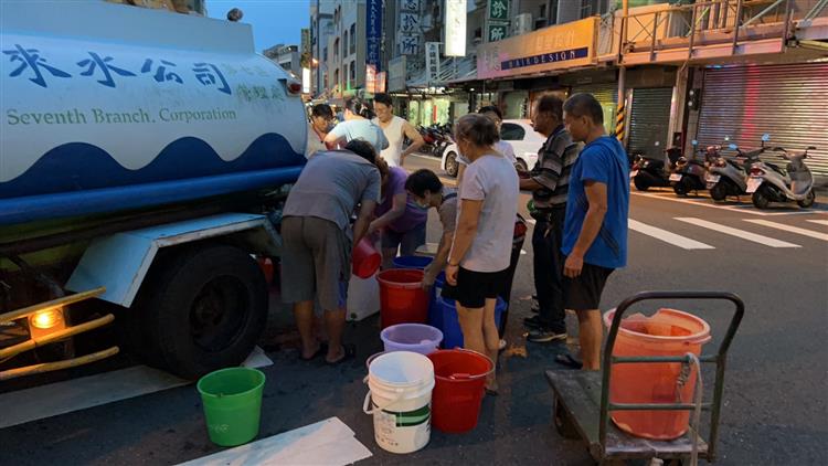 台水日夜搶修 馬公海淡二廠已恢復正常供水-民眾取水2