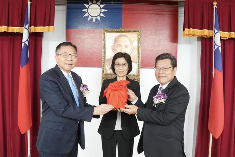 台水董座世代交替 原總經理李嘉榮今接棒-董事長交接印信