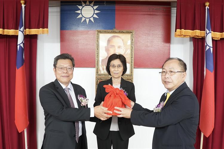 台水董座世代交替 原總經理李嘉榮今接棒-總經理交接印信