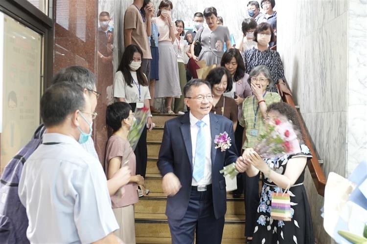 台水董座世代交替 原總經理李嘉榮今接棒-台水員工夾道歡送前董事長胡南澤