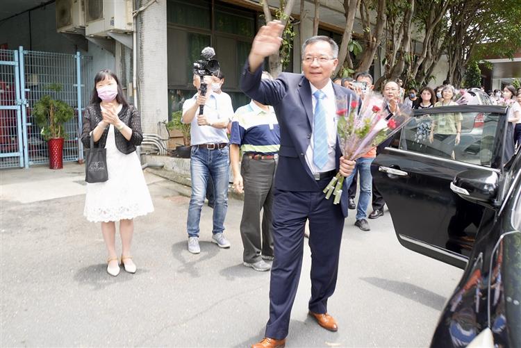 台水董座世代交替 原總經理李嘉榮今接棒-台水員工歡送前董事長胡南澤
