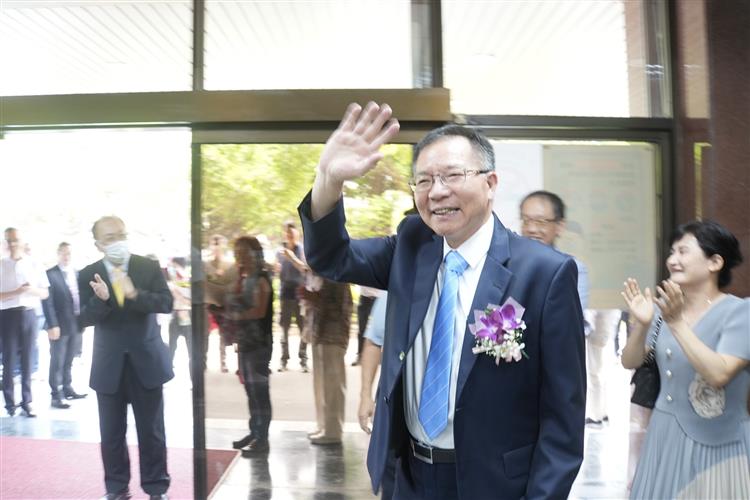 台水董座世代交替 原總經理李嘉榮今接棒-前董事長胡南澤榮退，揮手道別