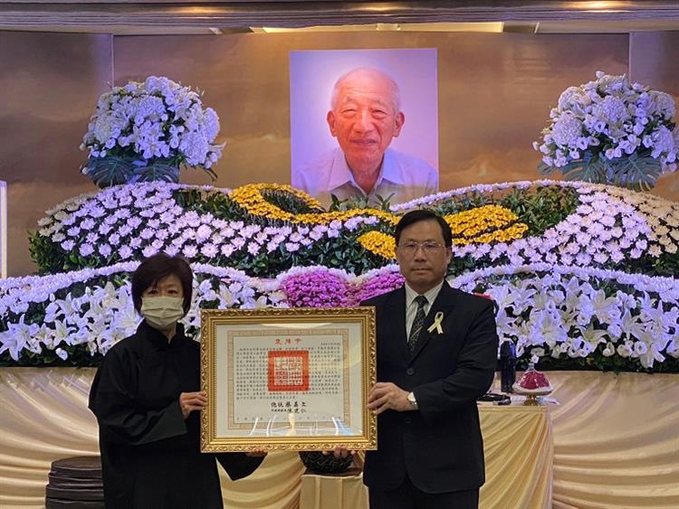 謝瑞麟畢生躬蹈臺灣水利建設志業 經濟部代表頒發總統褒揚令