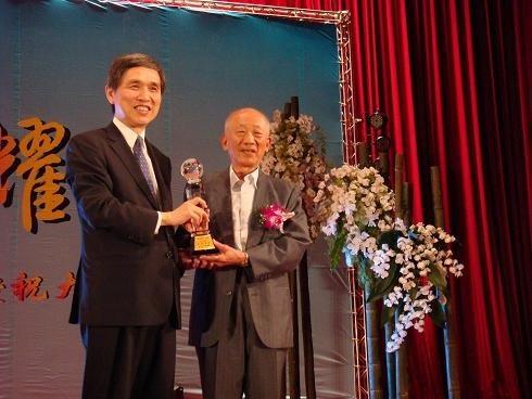謝瑞麟畢生躬蹈臺灣水利建設志業 經濟部代表頒發總統褒揚令
