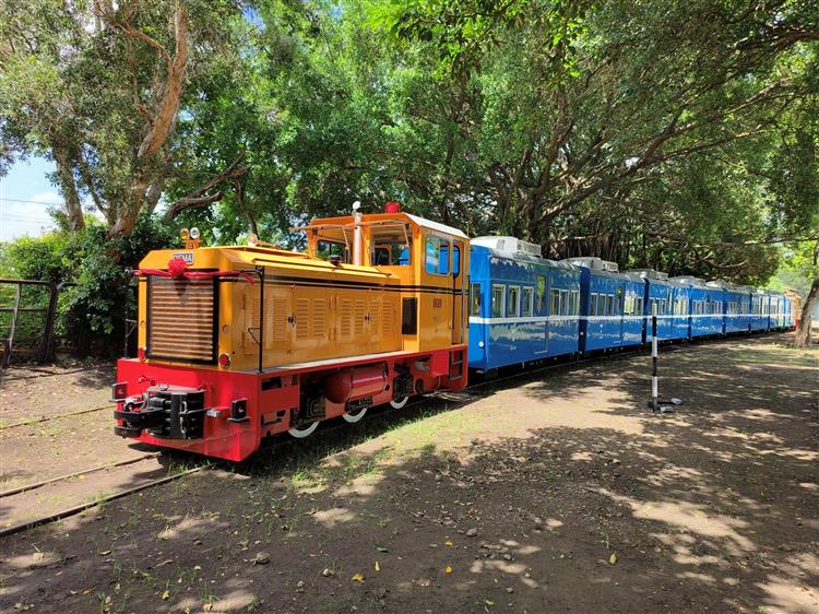 蒜頭糖廠五分車延駛計畫即將全線通車，台糖全新打造的復古列車7月24日首度亮相，運抵廠區進行測試。