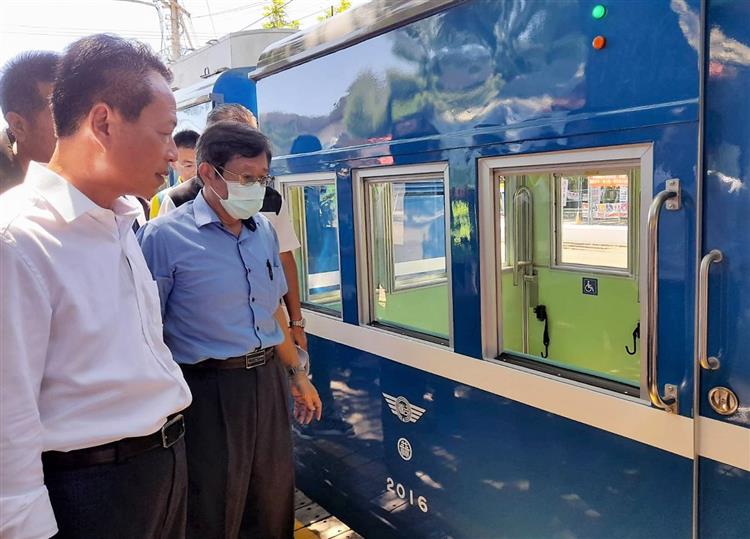 台糖董事長楊明州(右)與嘉義縣長翁章梁於7月25日搶先開箱新打造的復古列車。
