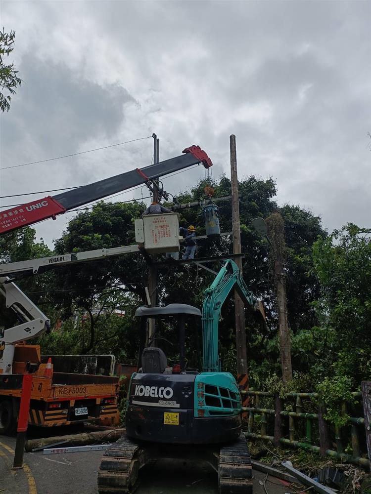 圖說:中颱卡努遠離，海、陸警報均已解除，台電仍將持續待命，隨時出動為民來電。