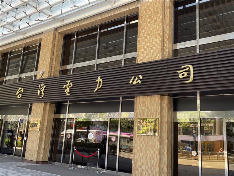 以台灣為例，若要完全反映價格，平均電價至少要上漲到4.1元，以2022年初的2.62元平均電價來看，至少要上漲56%，恐怕會造成高度通膨。