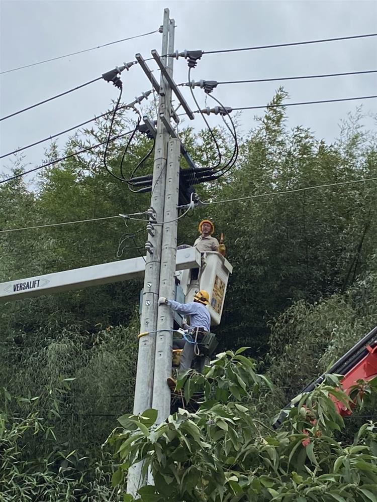 台電也派搶修人員繞道利用各種小徑進入災區查修，待道路搶通後，台電將立即配合派員並出動大型機具搶修。