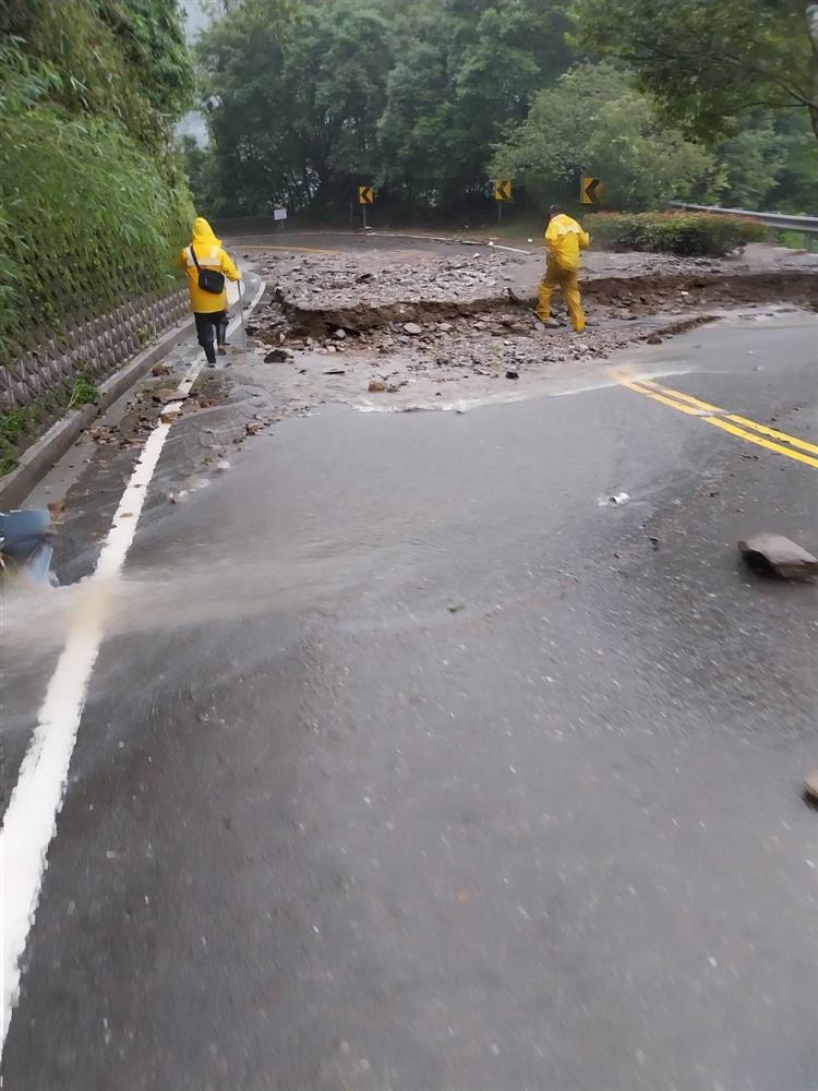 台水公司不畏風雨搶修埔里管線  確保1300戶正常供水 路通後挺進仁愛山區續搶修2-1