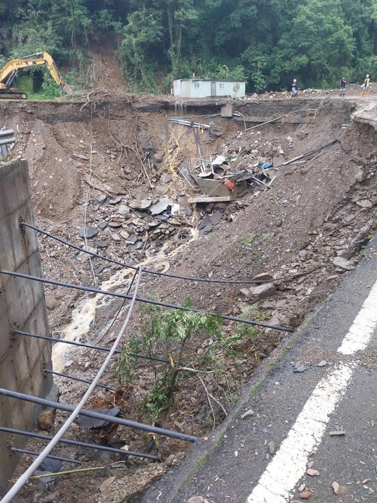 台水公司不畏風雨搶修埔里管線  確保1300戶正常供水 路通後挺進仁愛山區續搶修2-2
