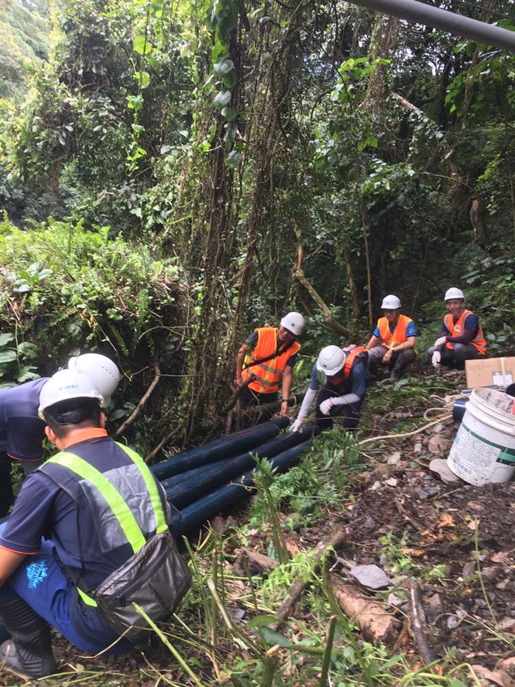 春陽部落逐步復水 居民感謝台水人員辛苦搶修-台水員工徒步上山搶修2