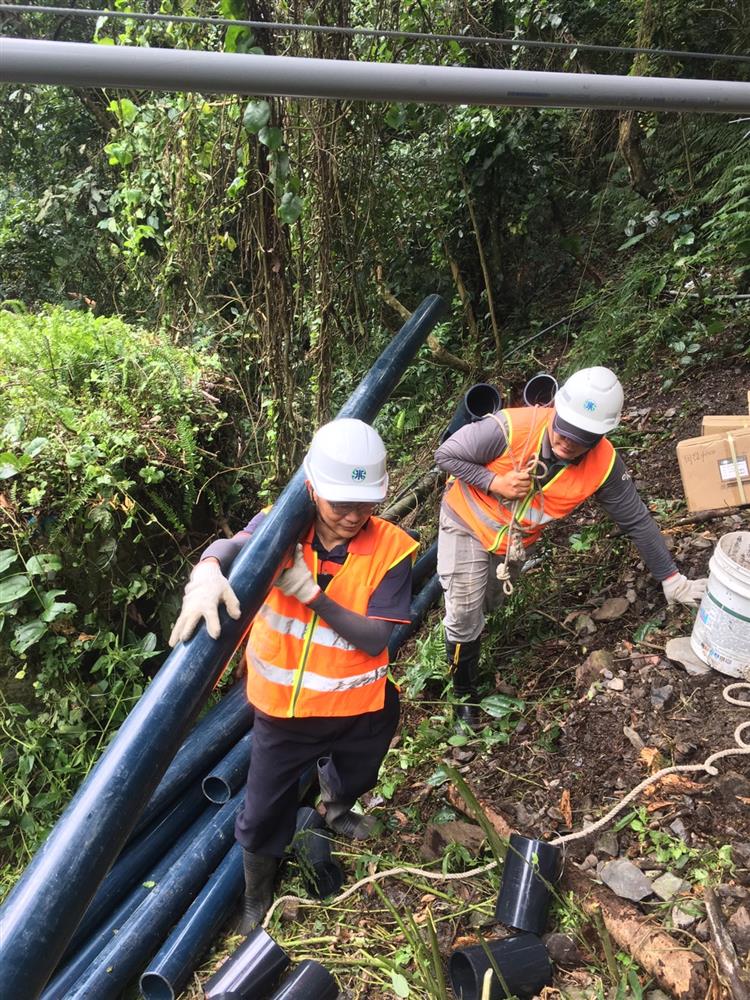 春陽部落逐步復水 居民感謝台水人員辛苦搶修-台水員工徒步上山搶修3
