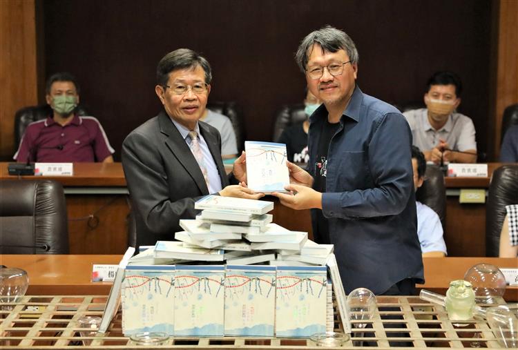 台糖致力保存及發揚糖業文化資產，攜手南藝大團隊出版《1198.5km記反共抗俄台糖鐵路宣傳列車軌跡》，台糖董事長楊明州(左)與專書作者曾吉賢合照。