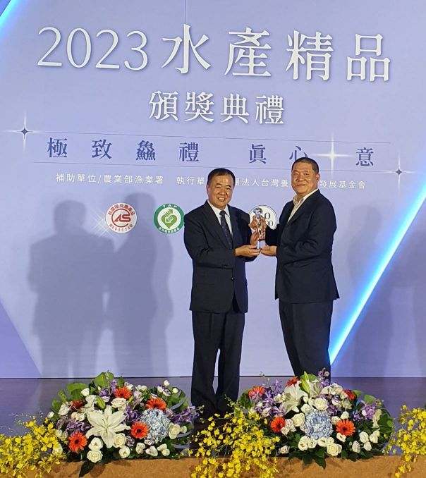 台糖生技事業部執行長孫鈴明(右)今日出席頒獎典禮，自漁業署長張致盛手中接獲獎座